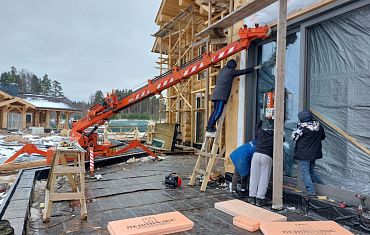 Остекление мини-краном и вакуумным захватом Арлфит под козырек